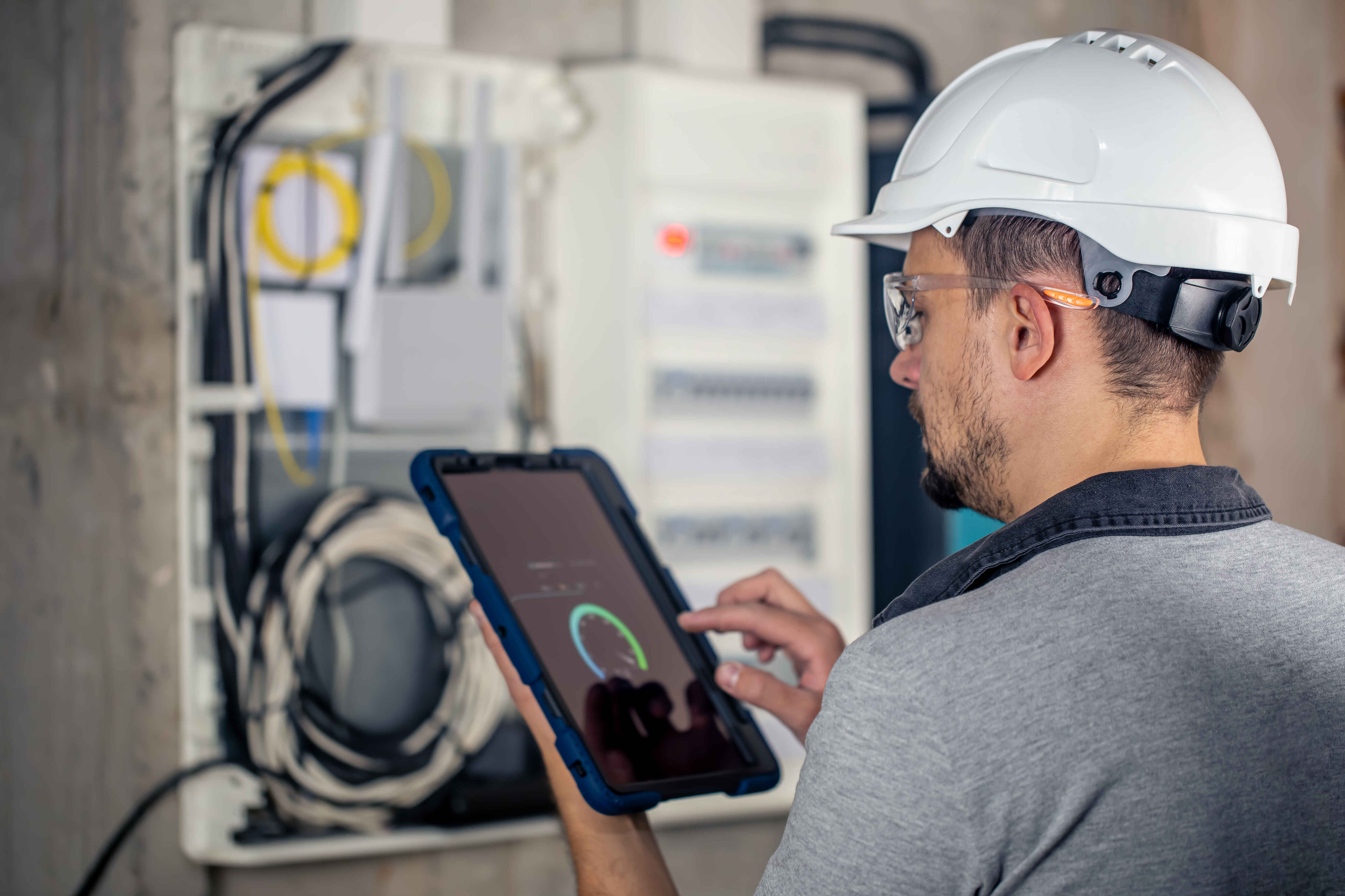 6a2fb6d9e42b55e55bc6bec1_man-electrical-technician-workin.jpg