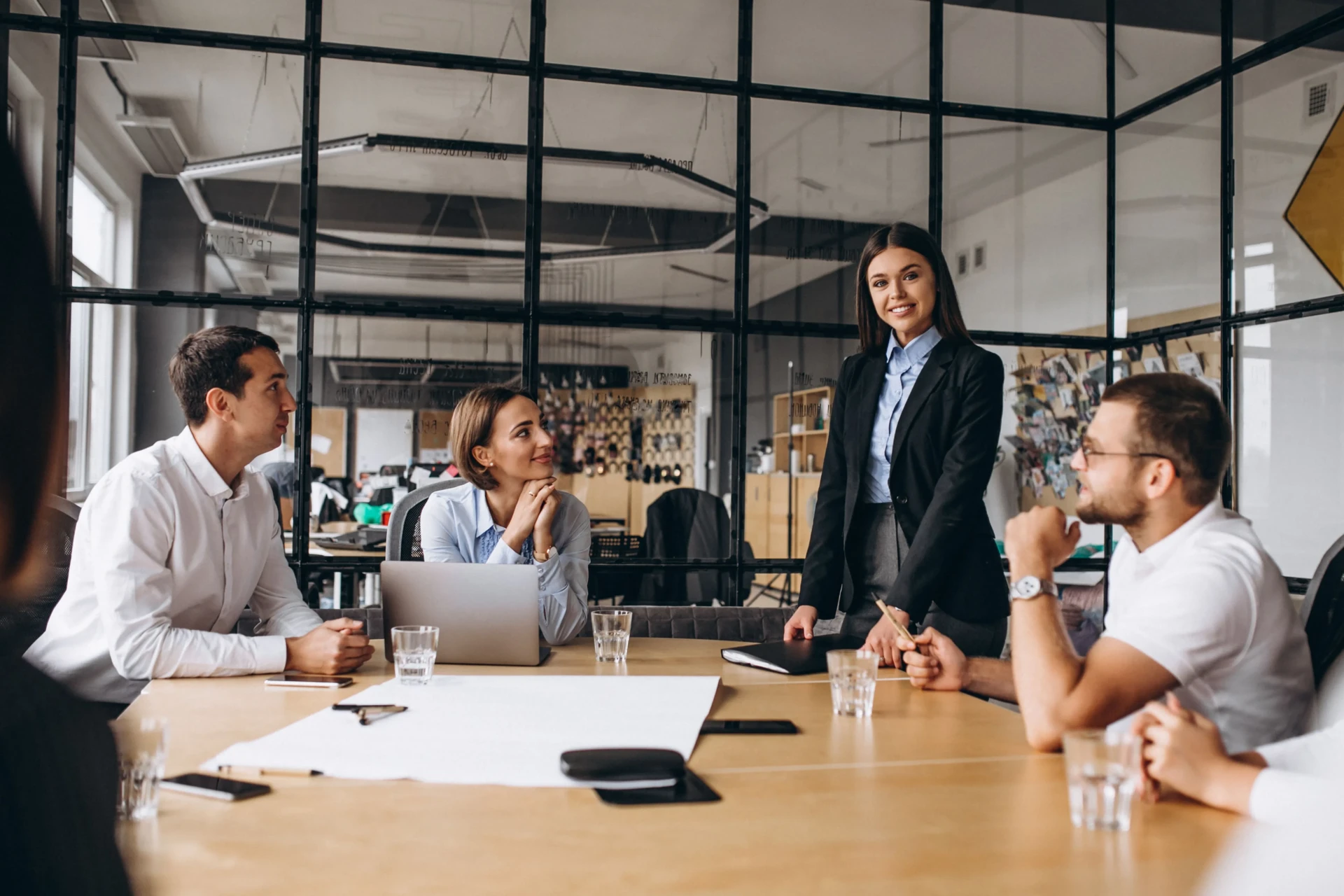 6a3136d94b1f28d7b1f6e81e_group-people-working-out-business-plan-office (3) (1)